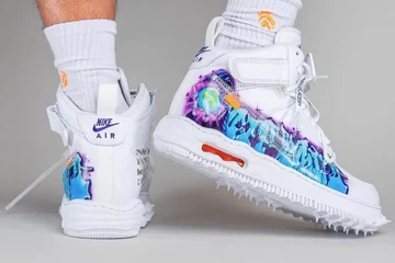 Off White Nike Air Force 1 Mid Graffiti On Feet von Hinten