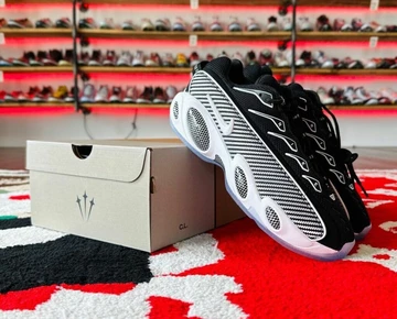 NOCTA Nike Glide Black White - Außen mit Karton