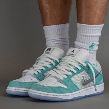 April Skateboards Nike SB Dunk Low On Feet von der Seite