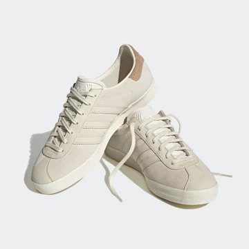 adidas Gazelle 85 Chalk White aufeinander