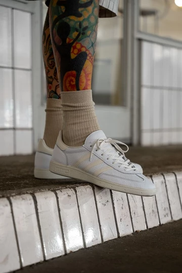 adidas Handball Spezial Cloud White am Fuß