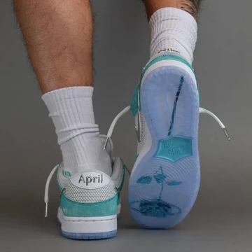 April Skateboards Nike SB Dunk Low On Feet von Hinten