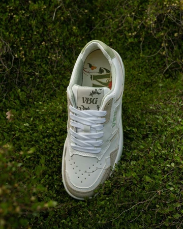 VBG MoEa GEN 1 Grape von oben im grünen Gras