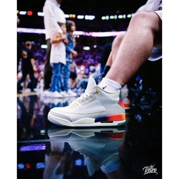 J Balvin Jordan 3 Medellin Sunset On-Feet von der Seite
