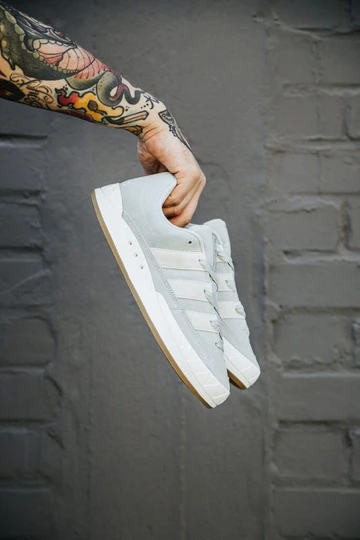 adidas Adimatic Wonder Silver in der Hand