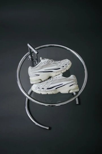 adidas Orketro Aluminium Lookbook auf einem Glastisch