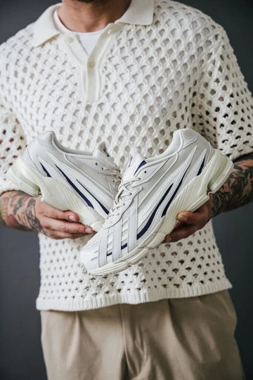 adidas Orketro Aluminium Lookbook mit Christropher, er hält die Schuhe