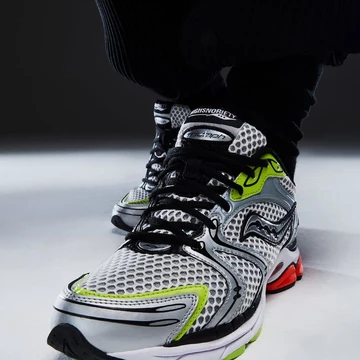 Highsnobiety Saucony Pro Grid Triumph 4 Silver Multi S70821-2 on feet seite vorne