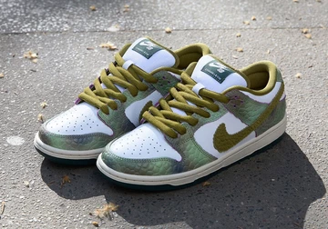 Alexis Sablone Nike SB Dunk Low Oil Green auf Asphalt Paar
