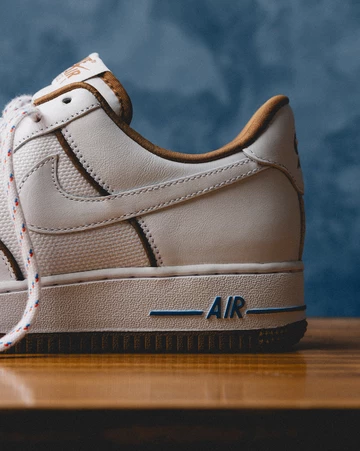 Air Force 1 LX Light British Tan Lookbook Paar Detail hinterer Teil