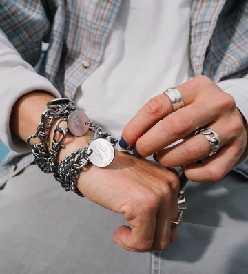 Nicole Hause x Nike SB Dunk Low Victory Of The People Kette Closeup