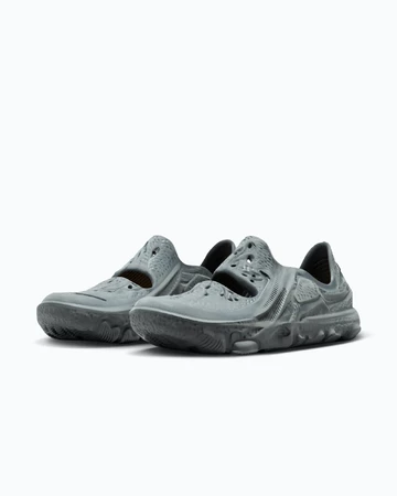 Nike ISPA Universal Smoke Grey Paar von der Seite