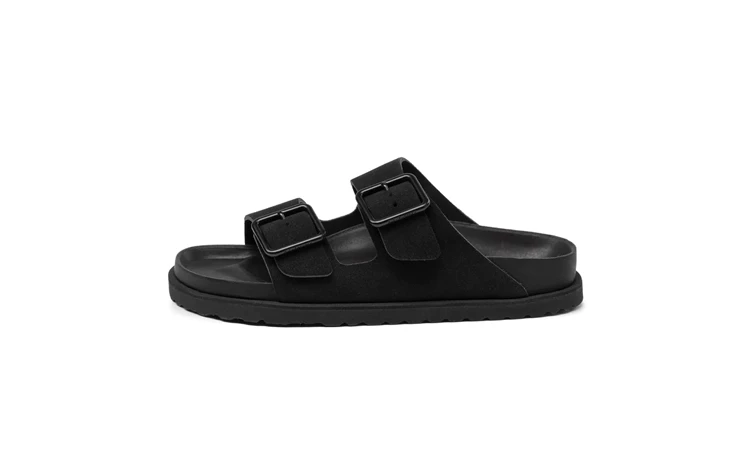 Der Birkenstock Arizona 1774 Black von der Seite auf weißem Hintergrund