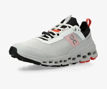 On Running Cloudultra 2 Po M Wolf leicht schräg von vorne