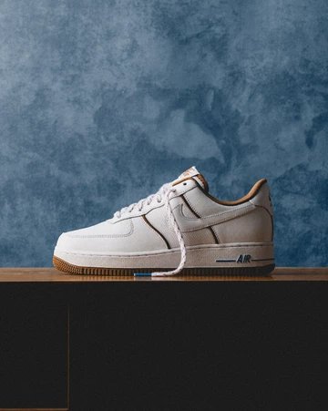 Air Force 1 LX Light British Tan Lookbook von der Seite