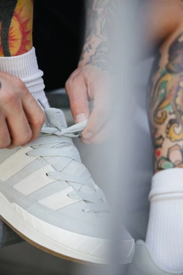 adidas Adimatic Wonder Silver Schuhe werden gebunden