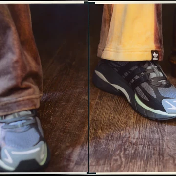 Song for the Mute x adidas Adistar Cushion Pack schräg von hinten am Fuß