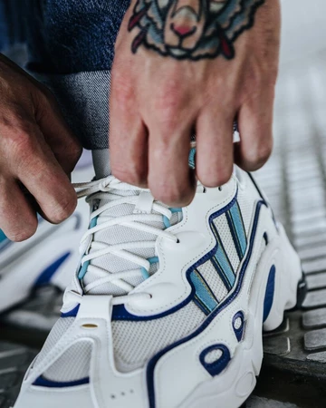 adidas Ozweego OG Royal Blue Christopher bindet den Schuh
