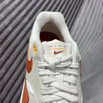 Air Max 1 Rugged Orange Details zunge