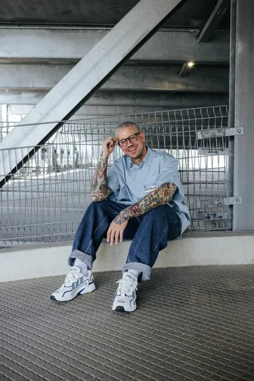 adidas Ozweego OG Royal Blue Christopher sitzt im Parkhaus