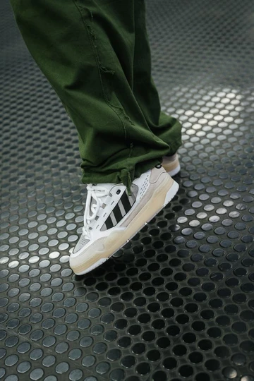 adidas ADI2000 Christopher hat den Schuh am Fuß