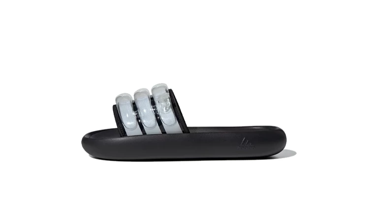 Dei adidas adilette ZPLAASH Core Black auf weißem Hintergrund