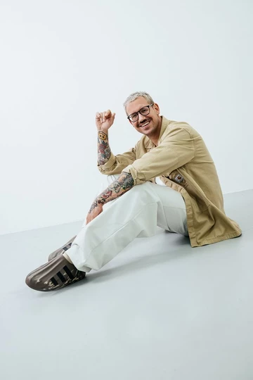 adidas adiFOM Superstar Lookbook Christopher sitzt und lacht