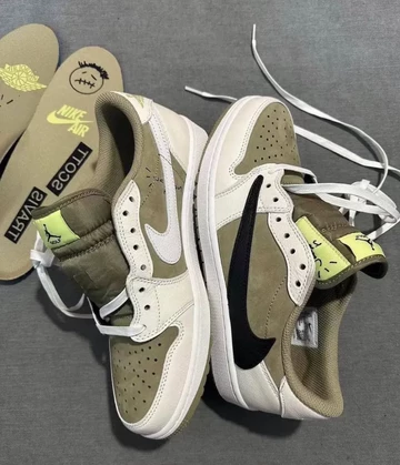 Travis Scott Jordan 1 Low Golf beide Schuhe