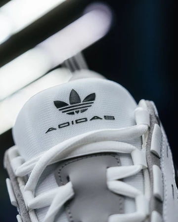 adidas ADI2000 Detailaufnahme Zunge