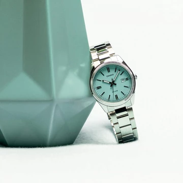 Casio MTP-1302PD-2A2V Tiffany Lookbook , Uhr steht an einer Tasche