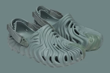 Salehe Bembury x Crocs Pollex Clog Manta Paar schräg seitlich 2