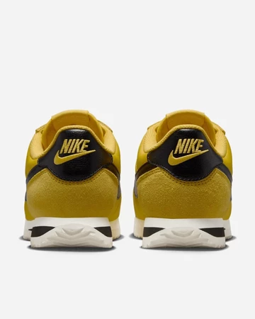 Nike Cortez Vivid Sulfur von unten von hinten