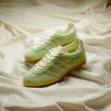 adidas Gazelle Indoor Semi Green Spark Lookbook Paar seitlich von Vorne