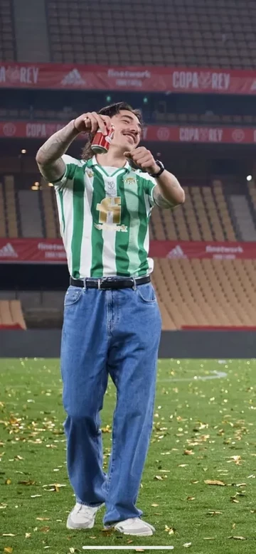 Fußball Trikots auf StockX Hector Bellerin auf dem Platz