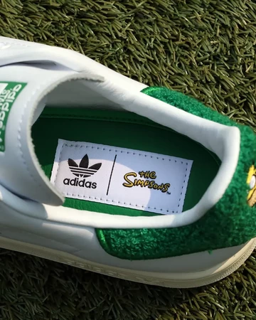 Homer Simpson adidas Stan Smith Lookbook von oben die details