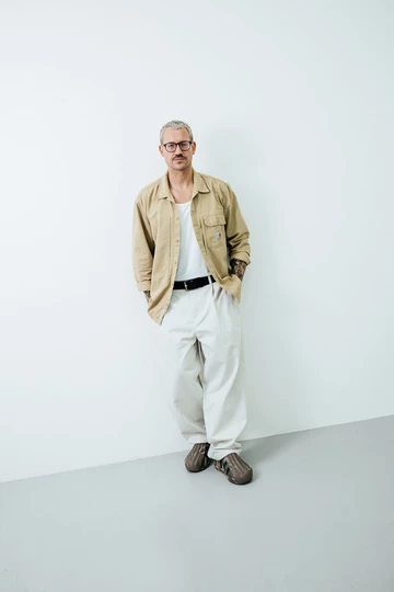 adidas adiFOM Superstar Lookbook Christopher steht an der Wand