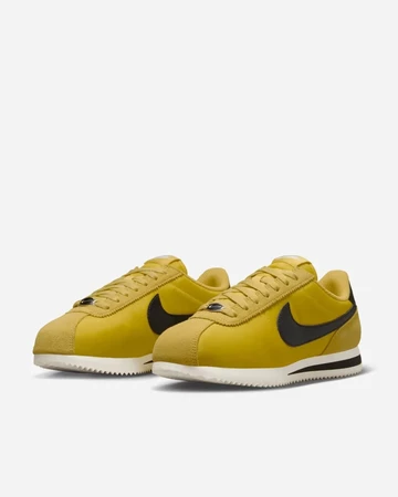 Nike Cortez Vivid Sulfur von unten schräg von vorne