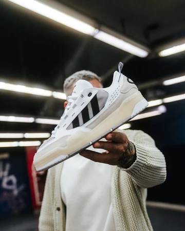 adidas ADI2000 Christopher hält den Schuh in der Hand 3