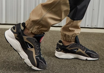 Nike Air Huarache Runner Brown am fuß