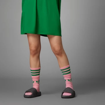 adidas adilette 22 Grey Five Model am Fuß