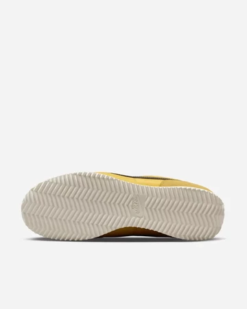 Nike Cortez Vivid Sulfur von unten