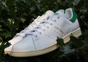 Homer Simpson adidas Stan Smith Lookbook im Busch schräg
