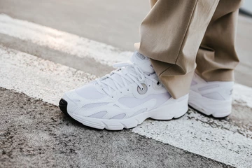 adidas Astir Cloud White am Fuß. Detailansicht