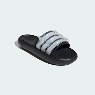 Die adidas adilette ZPLAASH Core Black von schräg außen