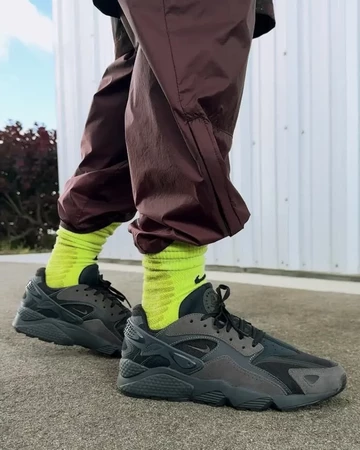 Nike Air Huarache Runner Ash Anthracite Detail On Feet