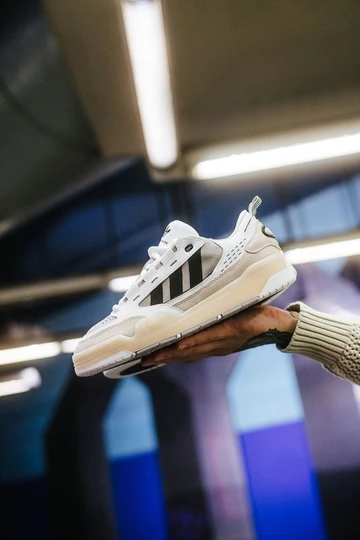 adidas ADI2000 Christopher hält den Schuh in der Hand