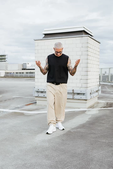 adidas Astir Cloud White Christopher's gesamtes Outfit. Er schaut nach unten