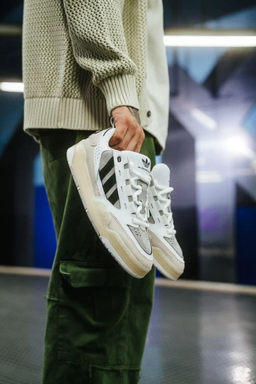 adidas ADI2000 Christopher hält den Schuh in der Hand 2