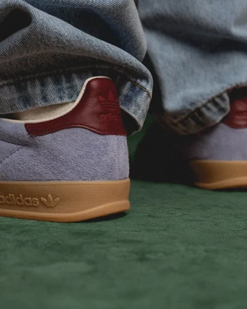 adidas Gazelle Indoor Blue Dawn asphaltgold on-feet Bilder