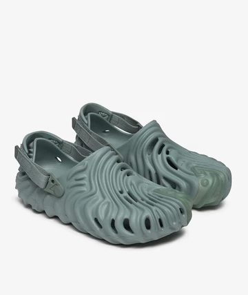 Salehe Bembury x Crocs Pollex Clog Manta Paar seitlich